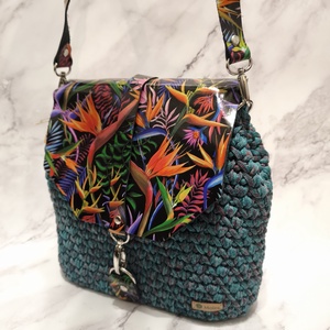 Fekete trópusi mintás oldaltáska - táska & tok - kézitáska & válltáska - vállon átvethető táska - Meska.hu