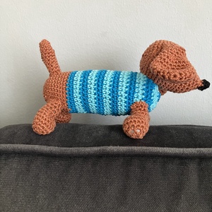 Horgolt tacskó - játék & sport - plüssállat & játékfigura - kutya - Meska.hu