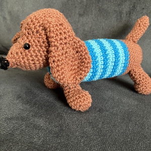 Horgolt tacskó - játék & sport - plüssállat & játékfigura - kutya - Meska.hu