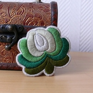 Hímzett magyar szürke-zöld kitűző - ékszer - kitűző és bross - Meska.hu