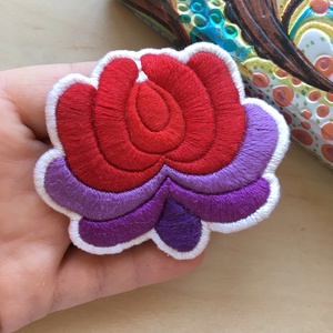 Hímzett magyar piros-lila kitűző - ékszer - kitűző és bross - Meska.hu