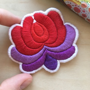 Hímzett magyar piros-lila kitűző - ékszer - kitűző és bross - Meska.hu
