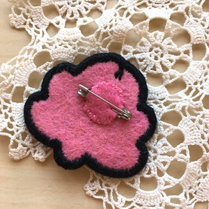 Hímzett magyar matyó rózsaszín-barna kitűző - ékszer - kitűző és bross - Meska.hu