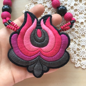 Hímzett magyar matyó szürke-pink nyaklánc - ékszer - nyaklánc - Meska.hu