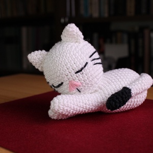 Sziszi, az alvó cica amigurumi antiallergén - játék & sport - 3 éves kor alattiaknak - alvóka & rongyi - Meska.hu
