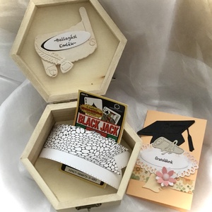 BALLAGÁSI-EMLÉK-Pénzátadó-Ajándék,Virágdoboz+Ajándék Kártya Szett és Szerencse Sorsjegy-Ballagásra-Diploma Osztóra- - otthon & lakás - dekoráció - virágdísz és tartó - csokor & virágdísz - Meska.hu