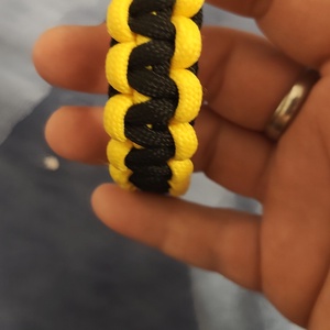 Kézzel font Paracord karkötő / Túlélő karkötő (21,5 cm � Piros-fehér-zöld / Fekete-sárga) - ékszer - karkötő - fonott karkötő - Meska.hu