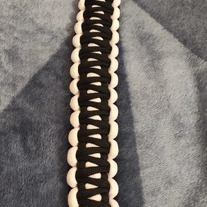 Vastag, széles fonású paracord férfi karkötő csattal (21,5 cm) � Fekete-fehér, Ékszer, Karkötő, Fonott karkötő, Fonás (csuhé, gyékény, stb.), MESKA