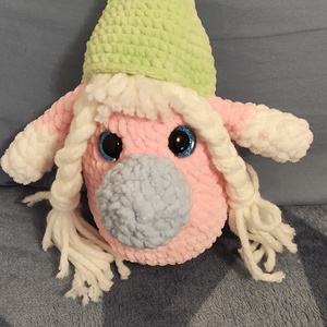 Vidám pasztell horgolt manólány almazöld sapkában (23 cm) - Meska.hu
