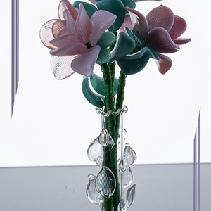 Üveg rózsa vázában - lila rózsaszín kombináció, Otthon & Életmód, Dekoráció, Asztal és polc dekoráció, Díszüveg, Üvegművészet, MESKA