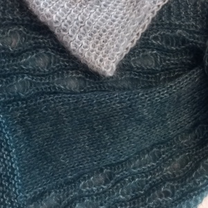 Kézzel kötött bolyhos  sál és fülmelegítő - ruha & divat - sál, sapka, kendő - fejpánt - Meska.hu