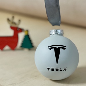 Tesla logós karácsonyfadísz - gravírozott üveggömb, 6 cm, több színben, autós karácsonyi ajándék - Meska.hu