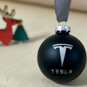 Tesla logós karácsonyfadísz - gravírozott üveggömb, 6 cm, több színben, autós karácsonyi ajándék - karácsony - karácsonyi lakásdekoráció - karácsonyfadíszek - Meska.hu