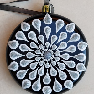 Kézzel festett, egyedi karácsonyfadísz mandala mintával,  fehér-ezüst színben  1 db - otthon & életmód - dekoráció - spiritualitás - mandala - Meska.hu Kézzel festett, egyedi karácsonyfadísz mandala mintával,  fehér-ezüst színben  1 db - otthon & életmód - dekoráció - spiritualitás - mandala - Meska.hu