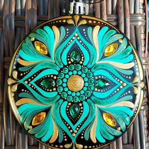 Kézzel festett, egyedi karácsonyfadísz mandala mintával, türkíz zöldes és arany színekkel  1 db, Otthon & Életmód, Dekoráció, Spiritualitás, Mandala, Festészet, Festett tárgyak, MESKA