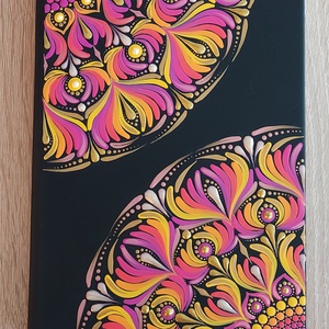 A5-ös méretű, kézzel festett mandalamintás jegyzetfüzet, Otthon & Életmód, Dekoráció, Spiritualitás, Mandala, Festett tárgyak, Festészet, Jegyzetfüzet mérete: A5. Külső borító anyaga:  fekete, puha tapintású műbőr. Lapok száma: 100 (200 ..., MESKA