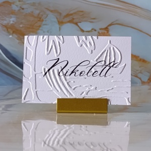 Dombornyomott esküvői ültetőkártya tengerparti témában, névtábla, ültetőkártya, domborított, kagylók, nyaralás, utazás - Meska.hu