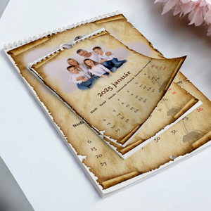 2025-ös A4-es falinaptár régi papíros , Otthon & Életmód, Dekoráció, Fali és függő dekoráció, Falinaptár & Öröknaptár, Fotó, grafika, rajz, illusztráció, MESKA