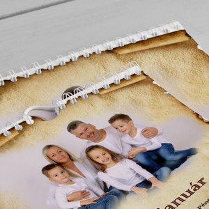 2025-ös A4-es falinaptár régi papíros  - otthon & életmód - dekoráció - fali és függő dekoráció - falinaptár & öröknaptár - Meska.hu