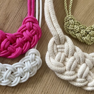 Rózsaszín csomózott ékszerszett - ékszer - ékszerszett - Meska.hu