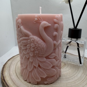 Kézműves pávás díszgyertya � elegáns, púderrózsaszín különlegesség, Otthon & Életmód, Gyertya, illat, aroma, Gyertya, Gyertya-, mécseskészítés, MESKA