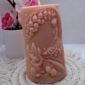 Barack színű, gyöngyvirág mintás kézműves tömb gyertya, Otthon & Életmód, Gyertya, illat, aroma, Gyertya, Gyertya-, mécseskészítés, MESKA