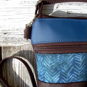 KÉSZLETEN!-MINI CITY  BAG/ÖVTÁSKA : Variációk batikra barnával és kékkel  - táska & tok - övtáska - Meska.hu