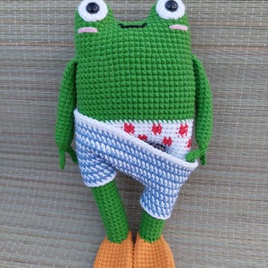 Horgolt gatyás béka - amigurumi, Játék & Sport, Plüssállat & Játékfigura, Béka, Horgolás, Baba-és bábkészítés, MESKA