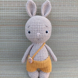 Horgolt nyuszi kisnadrágban - amigurumi, Játék & Sport, Plüssállat & Játékfigura, Nyuszi, Horgolás, Baba-és bábkészítés, MESKA