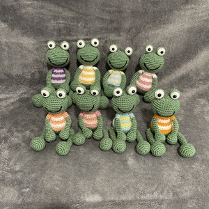Amigurumi béka csíkos pólóban - Meska.hu