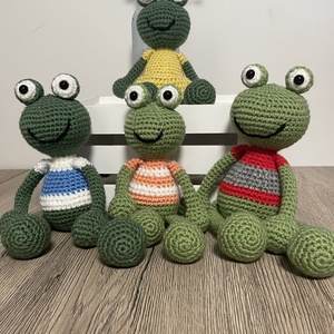 Amigurumi béka csíkos pólóban/szoknyában - játék & sport - plüssállat & játékfigura - béka - Meska.hu