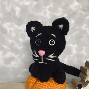 Amigurumi macskás dekoráció  őszi, halloweeni kézműves dísz, Otthon & Életmód, Dekoráció, Halloween, Halloweeni dekoráció, Horgolás, Varrás, MESKA