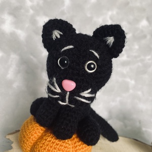 Amigurumi macskás dekoráció  őszi, halloweeni kézműves dísz - otthon & életmód - dekoráció - halloween - halloweeni dekoráció - Meska.hu