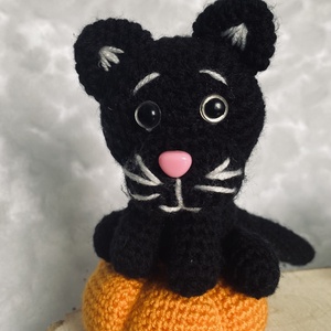 Amigurumi macskás dekoráció  őszi, halloweeni kézműves dísz - otthon & életmód - dekoráció - halloween - halloweeni dekoráció - Meska.hu