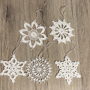 Horgolt hópehely dísz - karácsony - karácsonyi lakásdekoráció - karácsonyfadíszek - Meska.hu