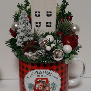 Karácsonyi asztaldísz fémbögrében  házikóval és ünnepi díszítéssel, Karácsony, Karácsonyi lakásdekoráció, Karácsonyi falu, házikó, Virágkötés, MESKA
