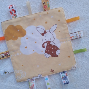 Nyuszis baba készség fejlesztő címkekendő, alvópárna - játék & sport - 3 éves kor alattiaknak - alvóka & rongyi - Meska.hu