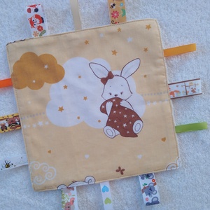 Nyuszis baba készség fejlesztő címkekendő, alvópárna - játék & sport - 3 éves kor alattiaknak - alvóka & rongyi - Meska.hu