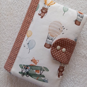 Új Design -  Repülőn utazó róka Pelenkatáska, pelenkázótáska és Egészségügyi kiskönyv borító szett - baba - mama - pelenkázó, babafürdető kellékek - pelenkázó neszeszer, pelenkatartó - Meska.hu