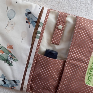 Új Design -  Repülőn utazó róka Pelenkatáska, pelenkázótáska és Egészségügyi kiskönyv borító szett - baba - mama - pelenkázó, babafürdető kellékek - pelenkázó neszeszer, pelenkatartó - Meska.hu