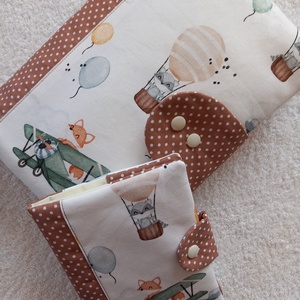 Új Design -  Repülőn utazó róka Pelenkatáska, pelenkázótáska és Egészségügyi kiskönyv borító szett, Baba - mama, Pelenkázó, babafürdető kellékek, Pelenkázó neszeszer, pelenkatartó, Varrás, MESKA