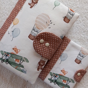 Új Design -  Repülőn utazó róka Pelenkatáska, pelenkázótáska és Egészségügyi kiskönyv borító szett - baba - mama - pelenkázó, babafürdető kellékek - pelenkázó neszeszer, pelenkatartó - Meska.hu