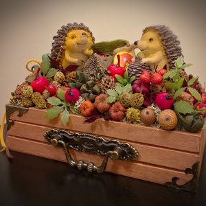 Almát szüretelő süncsalád - otthon & életmód - dekoráció - asztal és polc dekoráció - asztaldísz - Meska.hu