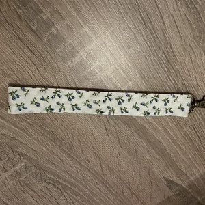 Kulcstartó apró virágos mintával - táska & tok - kulcstartó & táskadísz - kulcstartó - Meska.hu
