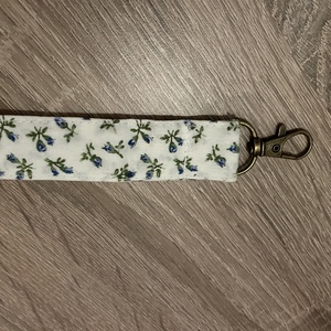 Kulcstartó apró virágos mintával, Táska & Tok, Kulcstartó & Táskadísz, Kulcstartó, Varrás, MESKA