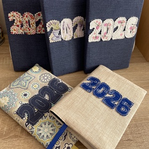 Naptárborító 2026-os évre , Otthon & Életmód, Papír, írószer, Könyv- és füzetborító, Varrás, MESKA