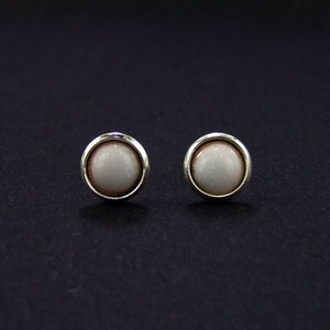 Kicsi fehér tűzzománc bedugós fülbevaló - ékszer - fülbevaló - pötty fülbevaló - Meska.hu