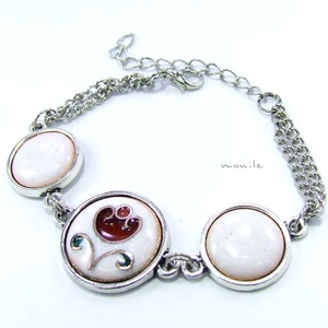 Virágos fehér-piros tűzzománc karkötő - ékszer - karkötő - karkötő medállal - Meska.hu