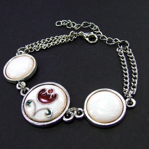 Virágos fehér-piros tűzzománc karkötő - ékszer - karkötő - karkötő medállal - Meska.hu