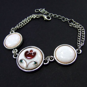 Virágos fehér-piros tűzzománc karkötő - ékszer - karkötő - karkötő medállal - Meska.hu
